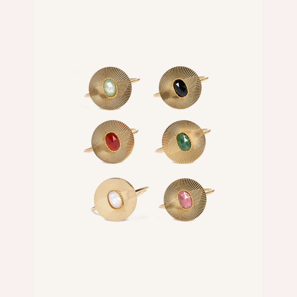 Anello dorato con pietra ovale - Solaris