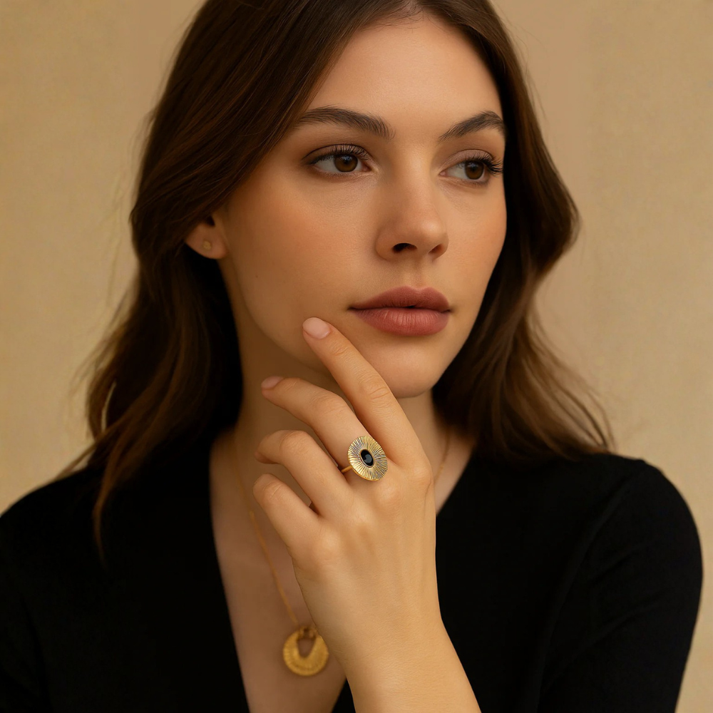 Anello dorato con pietra ovale - Solaris