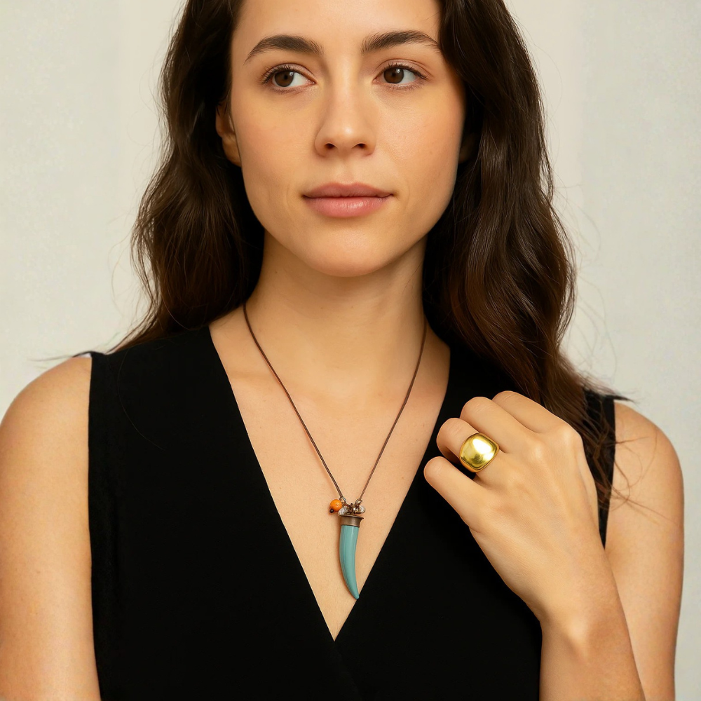 Collana con pendente a corno e dettagli colorati - Cornus Azzurro