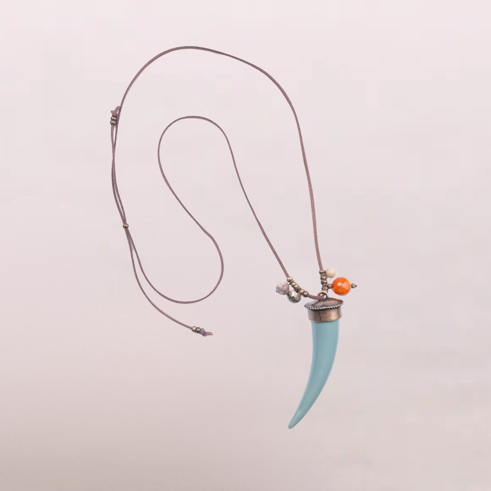 Collana con pendente a corno e dettagli colorati - Cornus Azzurro