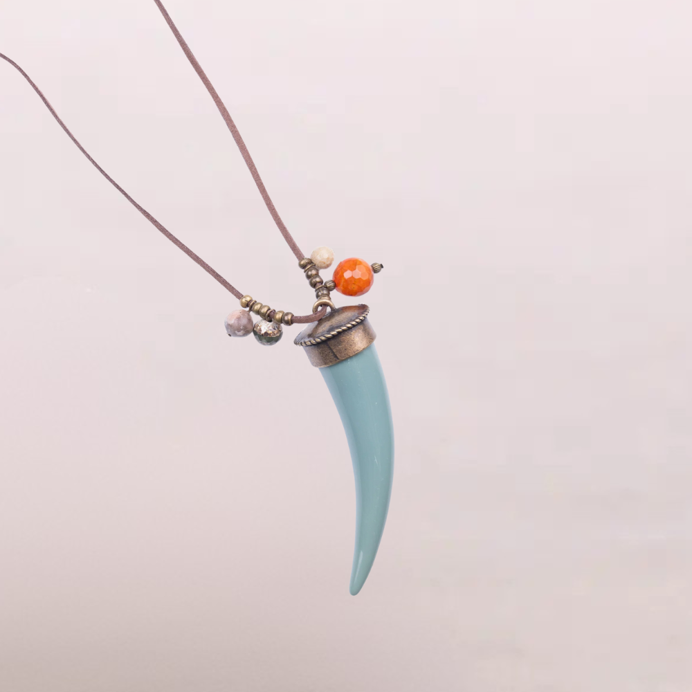 Collana con pendente a corno e dettagli colorati - Cornus Azzurro