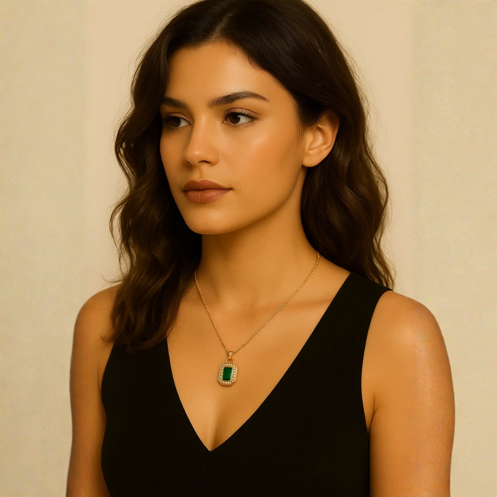 Collana con pendente verde e cristalli – Athena