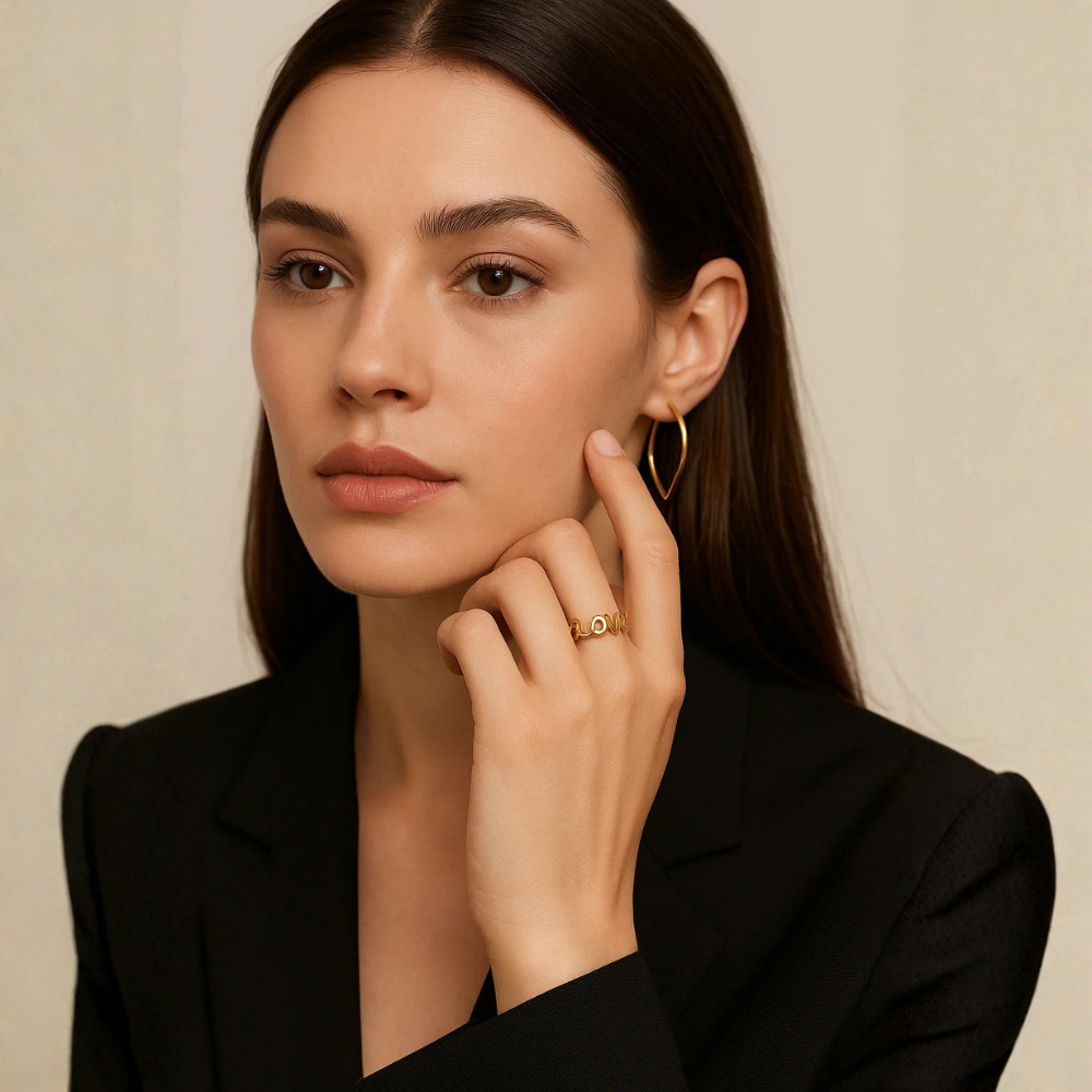 Anello dorato con scritta “Love” – Love