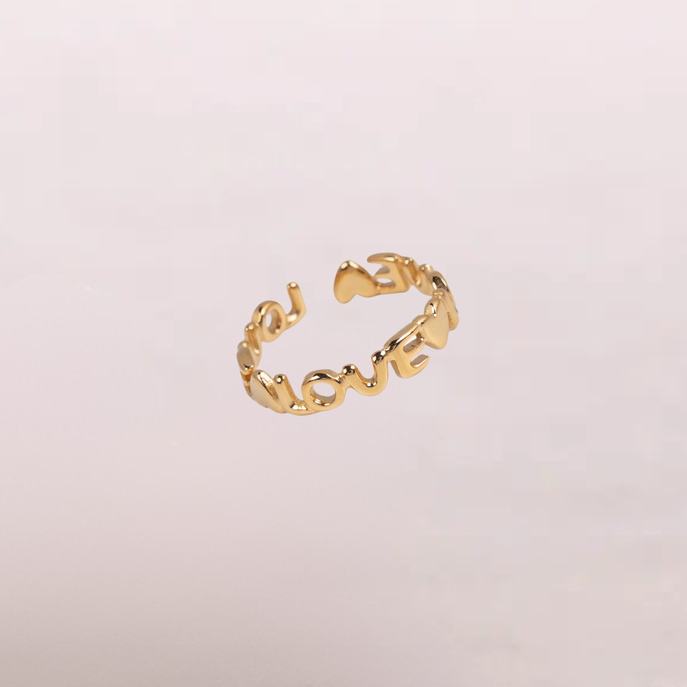 Anello dorato con scritta “Love” – Love