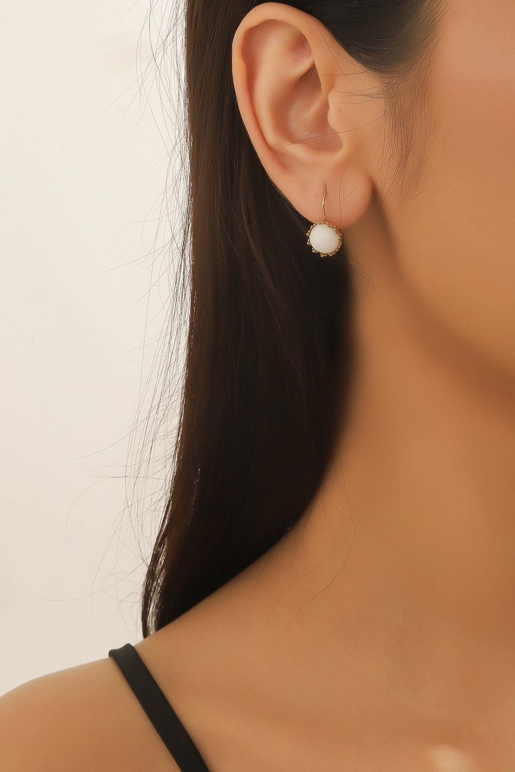 Orecchini con pietra rotonda bianca – Orecchini Luna