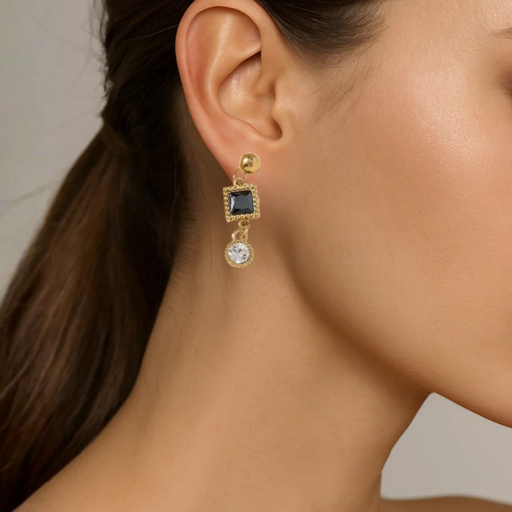 Orecchini dorati con cristalli pendenti – Orecchini Kelly
