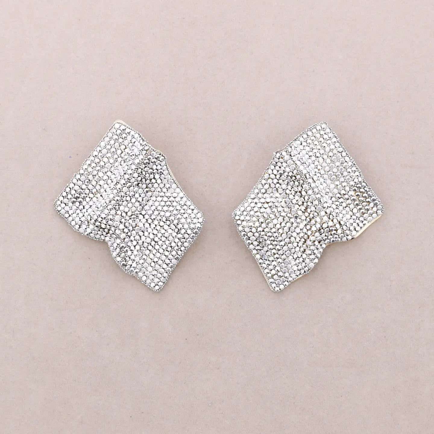 Orecchini con effetto drappeggiato di cristalli – Orecchini Spark