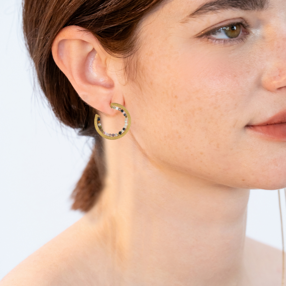 Orecchini a cerchio con pietre naturali – Iride