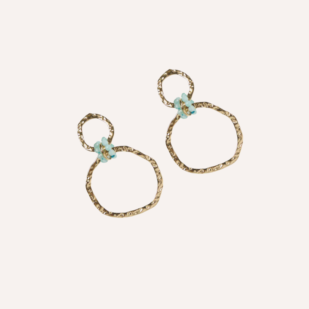 Orecchini doppi cerchi martellati con perline turchesi – Onda