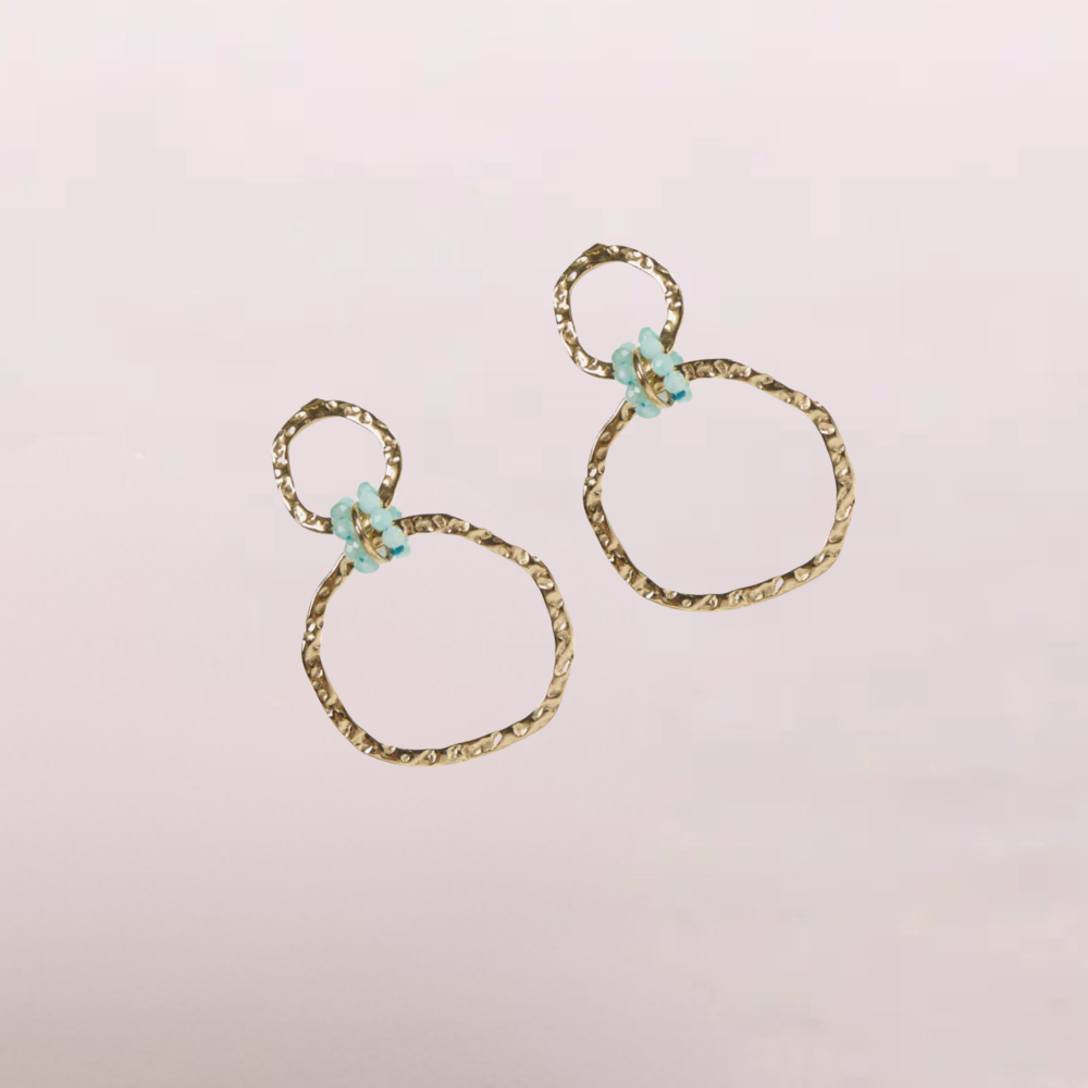 Orecchini doppi cerchi martellati con perline turchesi – Onda