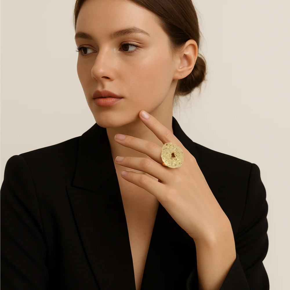 Anello dorato effetto organico – Helios