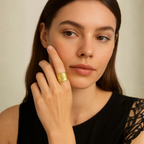 Anello dorato decorato con cristalli – Fiore di Luce