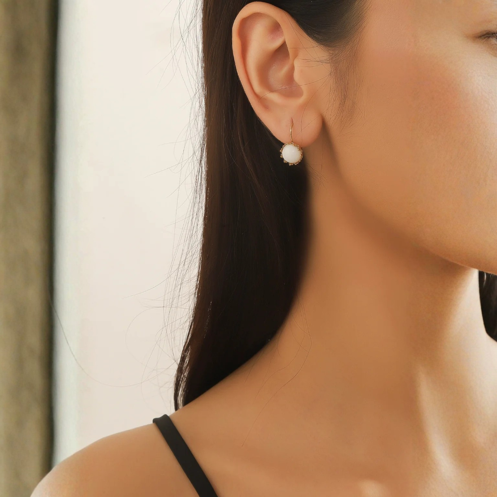 Orecchini con pietra rotonda bianca – Orecchini Luna