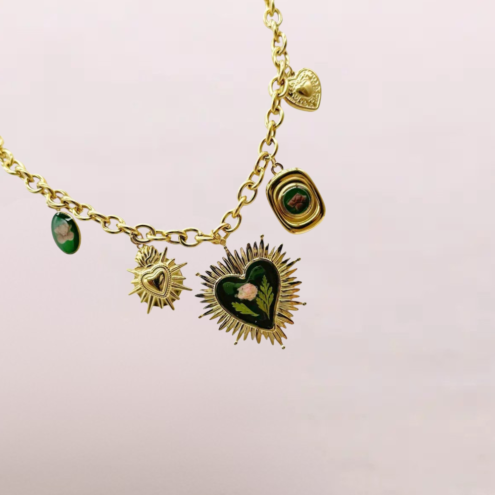 Collana con ciondoli a cuore smaltati – Collana Cuori Sacri