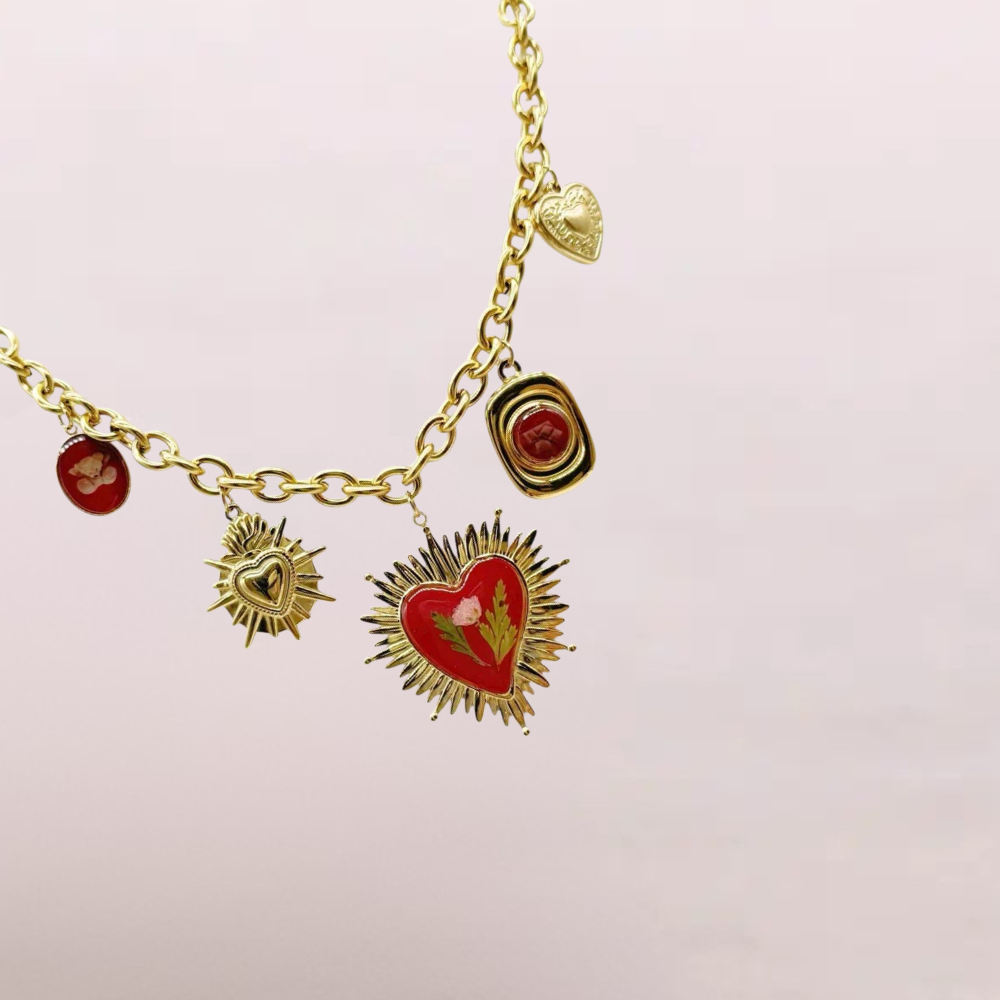 Collana con ciondoli a cuore smaltati – Collana Cuori Sacri