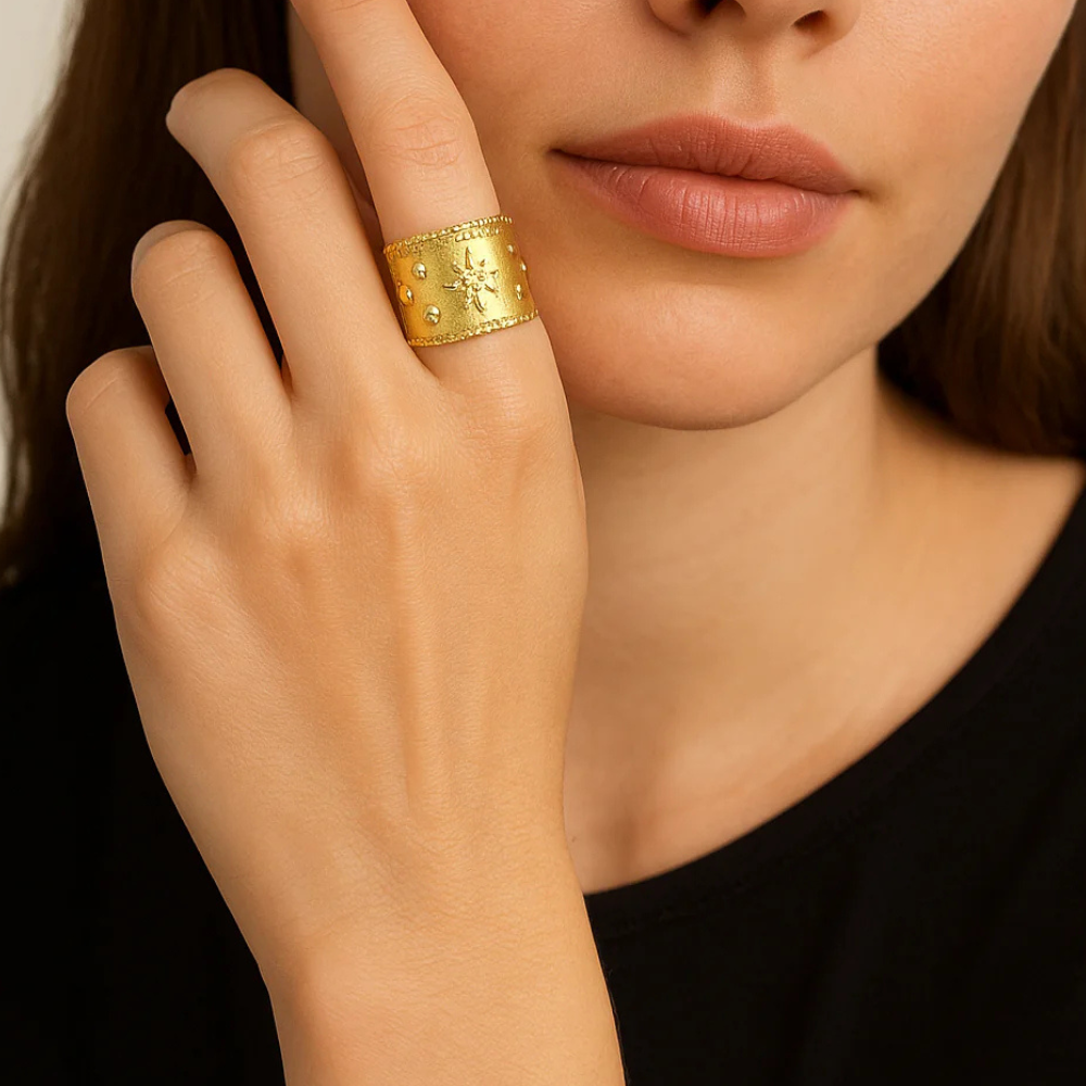 Anello dorato decorato con cristalli – Fiore di Luce