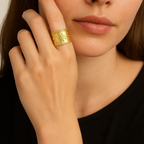 Anello dorato decorato con cristalli – Fiore di Luce