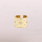 Anello dorato decorato con cristalli – Fiore di Luce