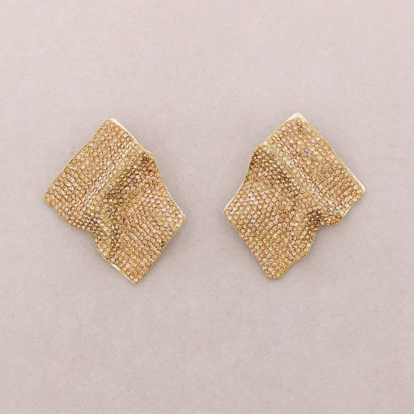 Orecchini con effetto drappeggiato di cristalli – Orecchini Spark