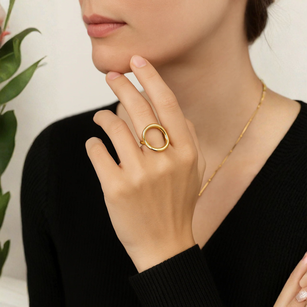 Anello dorato design organico – Ovale