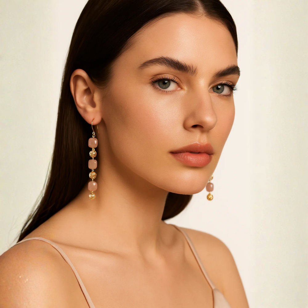 Orecchini con pietre naturali e dettagli dorati – Moon