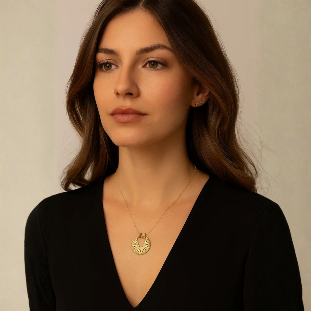 Collana con pendente dorato e dettagli in pietra – Rayo