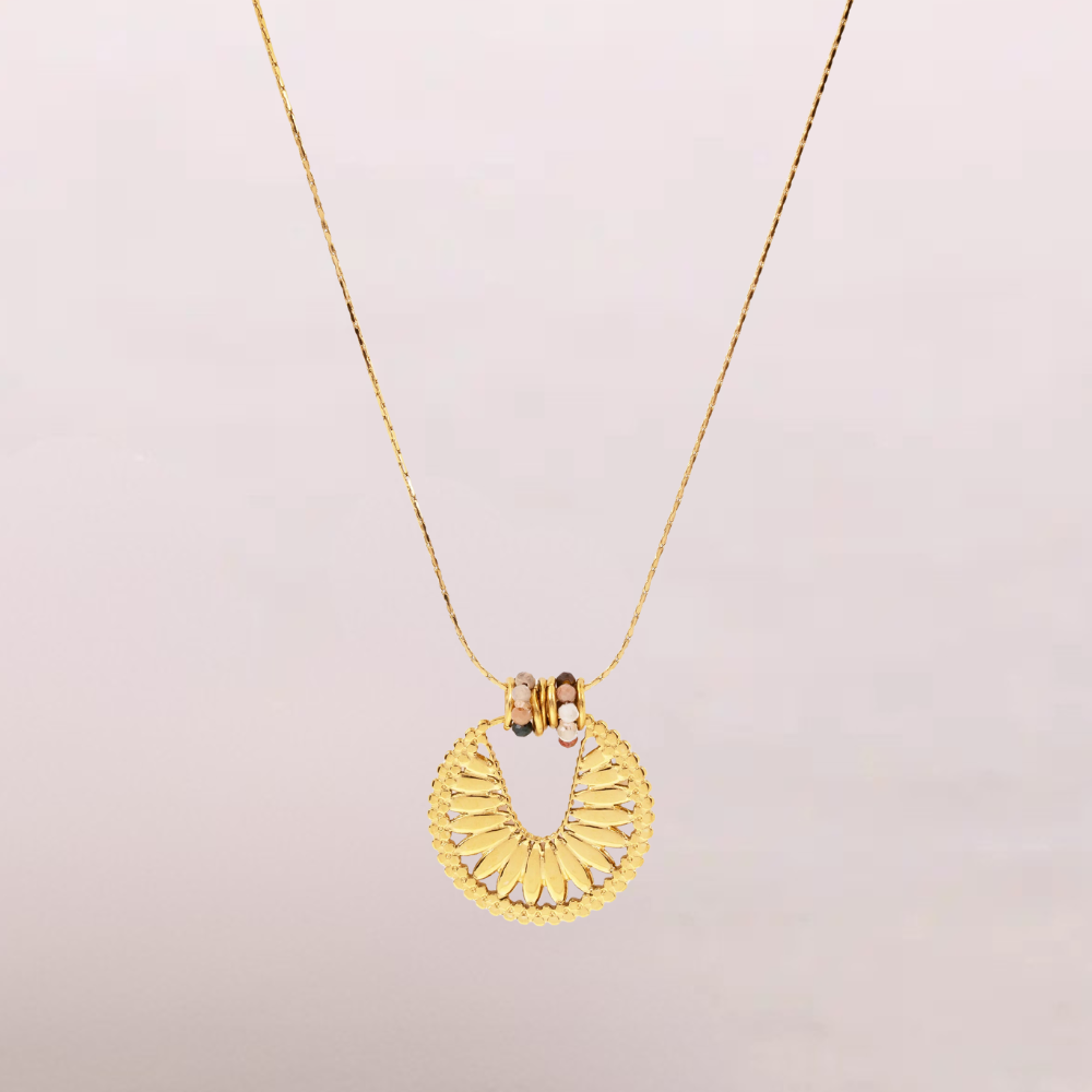 Collana con pendente dorato e dettagli in pietra – Rayo