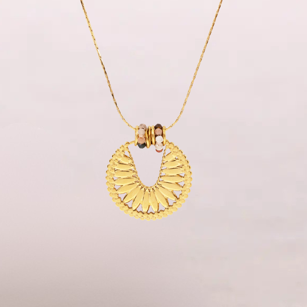 Collana con pendente dorato e dettagli in pietra – Rayo