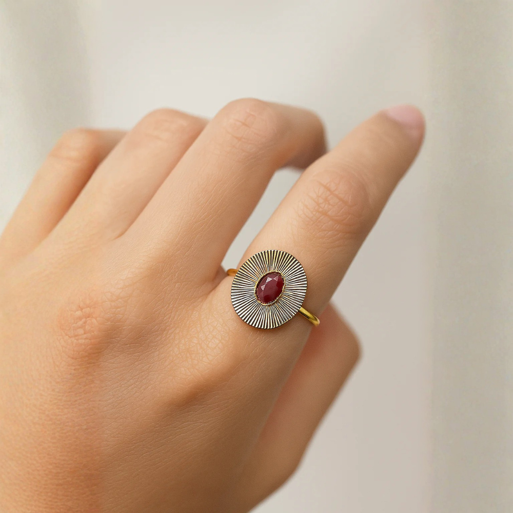 Anello dorato con pietra ovale - Solaris