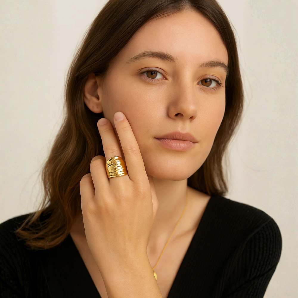 Anello dorato effetto martellato - Poseidone