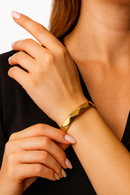 Bracciale rigido effetto ondulato – Bracciale Onde Dorate