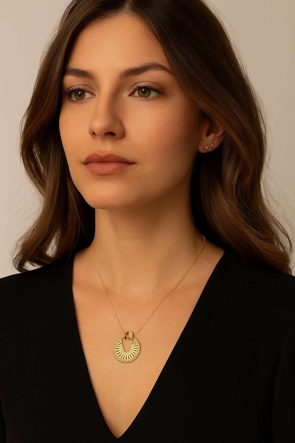 Collana con pendente dorato e dettagli in pietra – Rayo