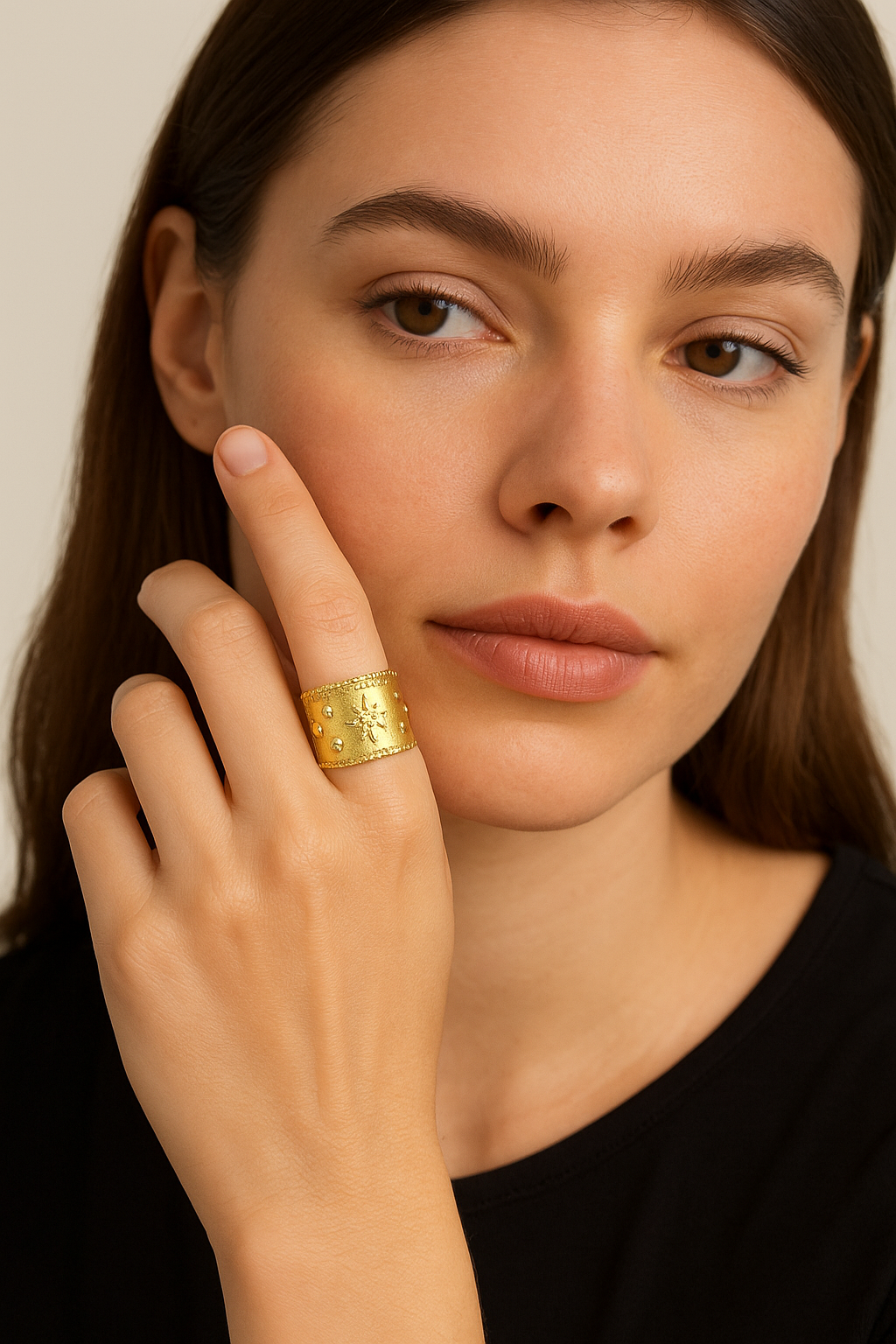 Anello dorato decorato con cristalli – Fiore di Luce