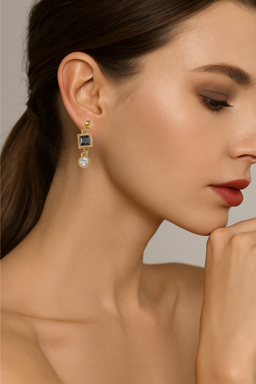 Orecchini dorati con cristalli pendenti – Orecchini Kelly