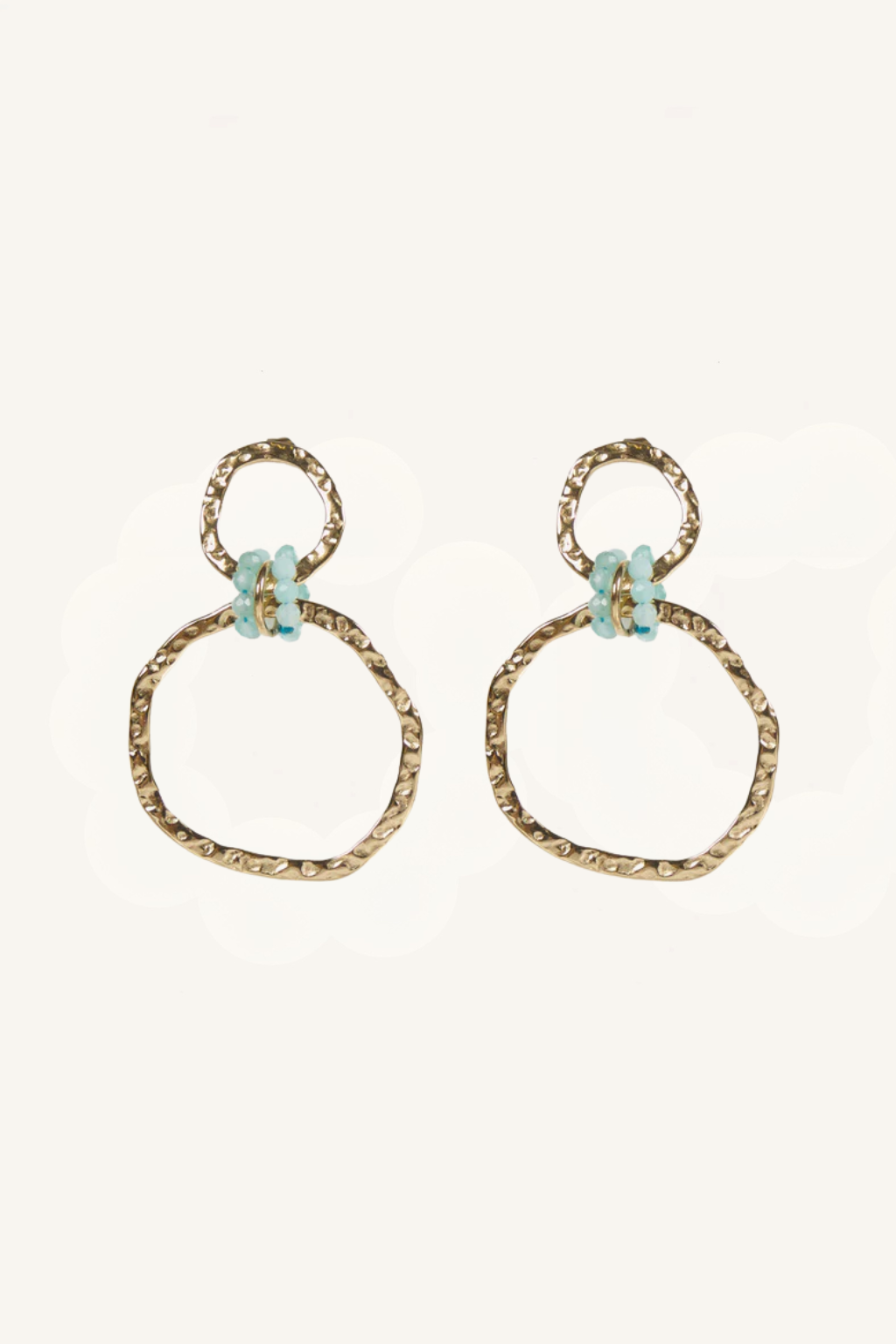 Orecchini doppi cerchi martellati con perline turchesi – Onda