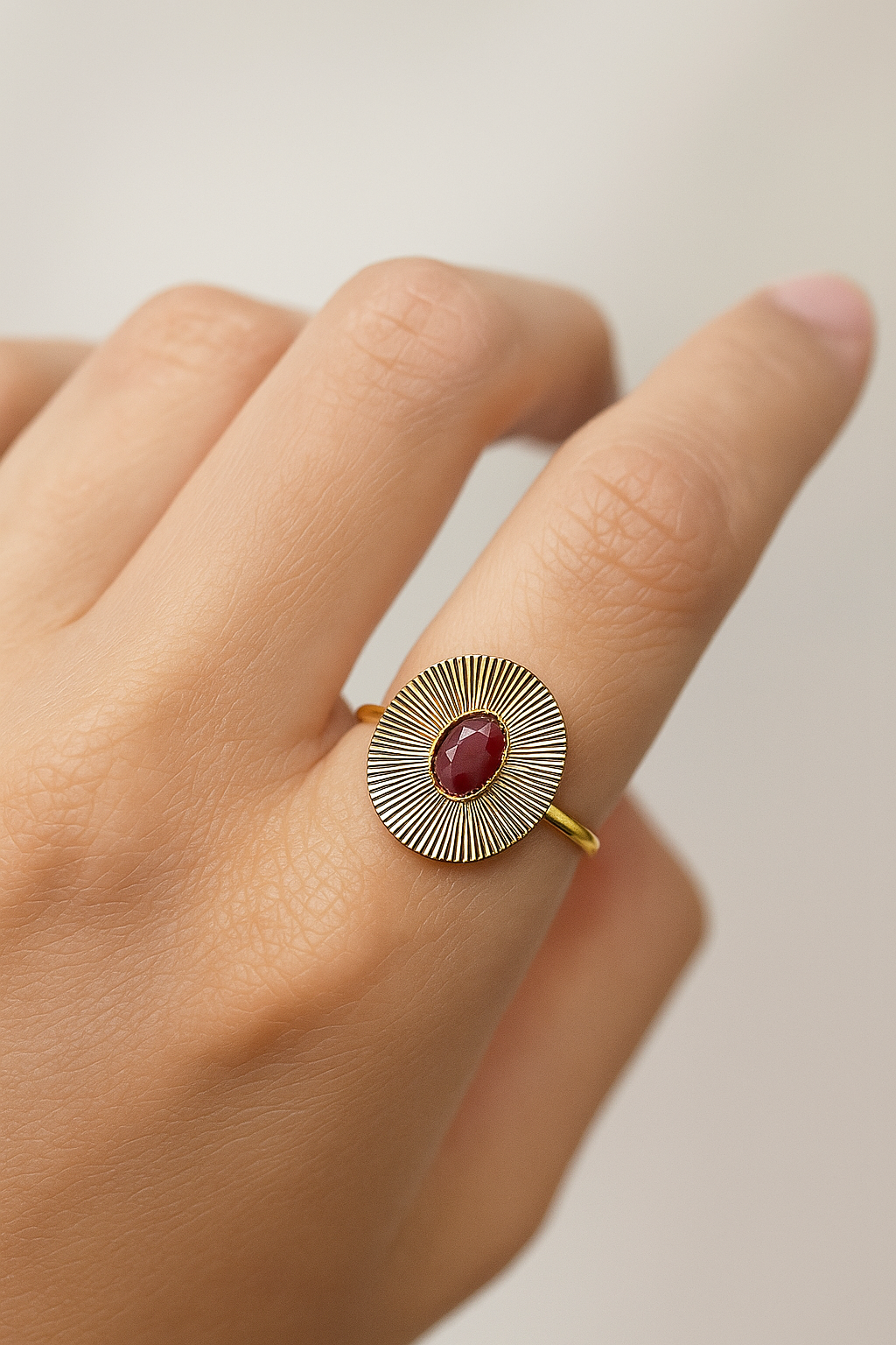 Anello dorato con pietra ovale - Solaris