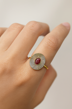 Anello dorato con pietra ovale - Solaris