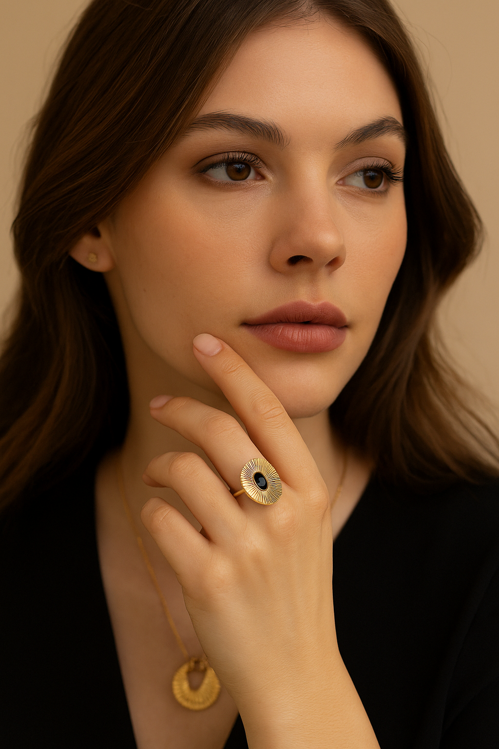 Anello dorato con pietra ovale - Solaris