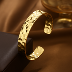 Bracciale rigido dorato martellato – Callisto