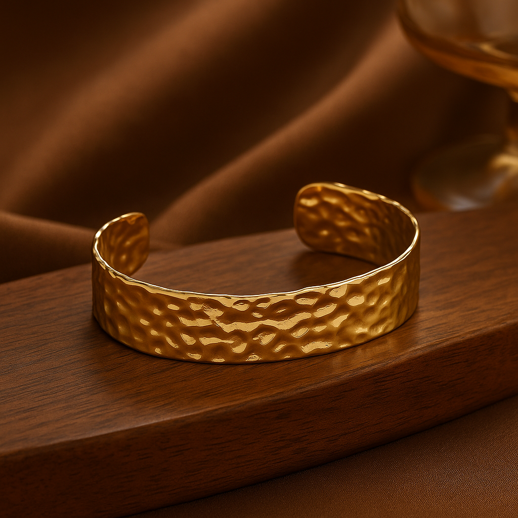 Bracciale rigido dorato martellato – Callisto