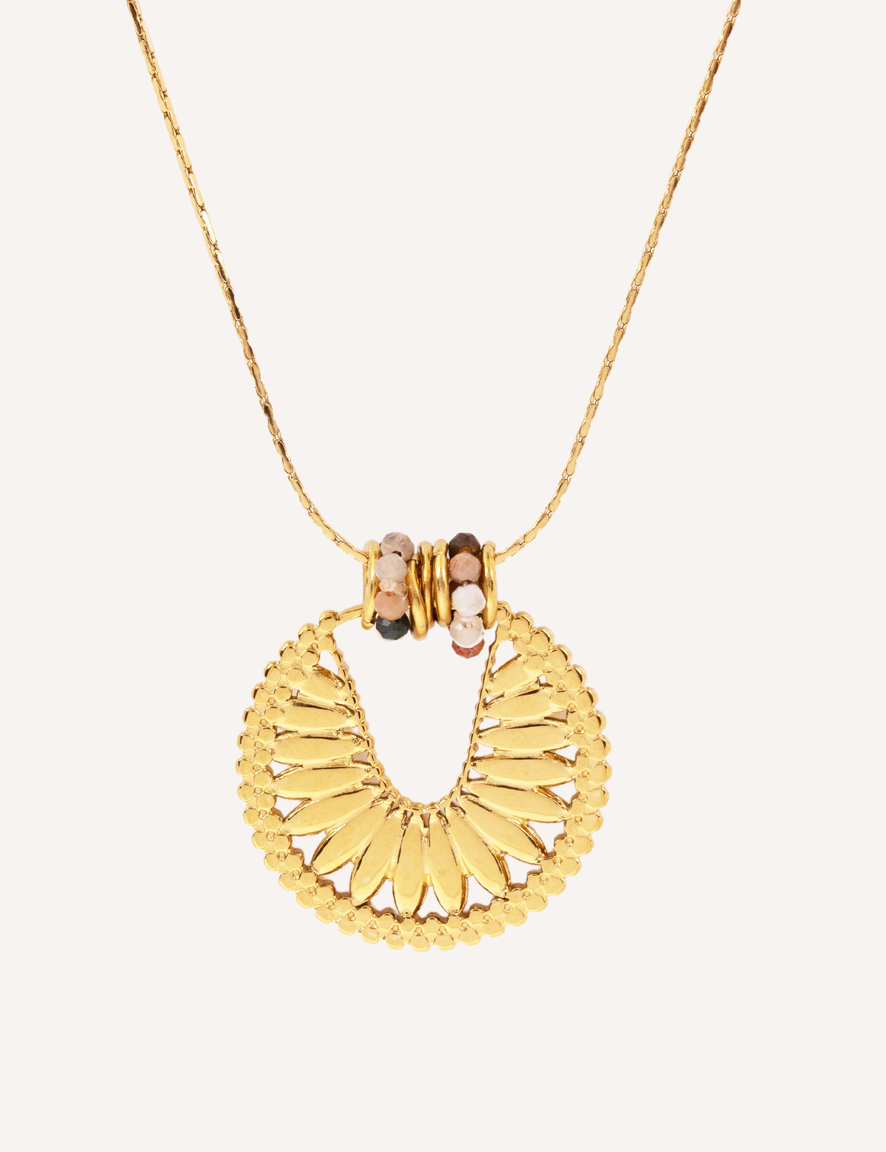 Collana con pendente dorato e dettagli in pietra – Rayo