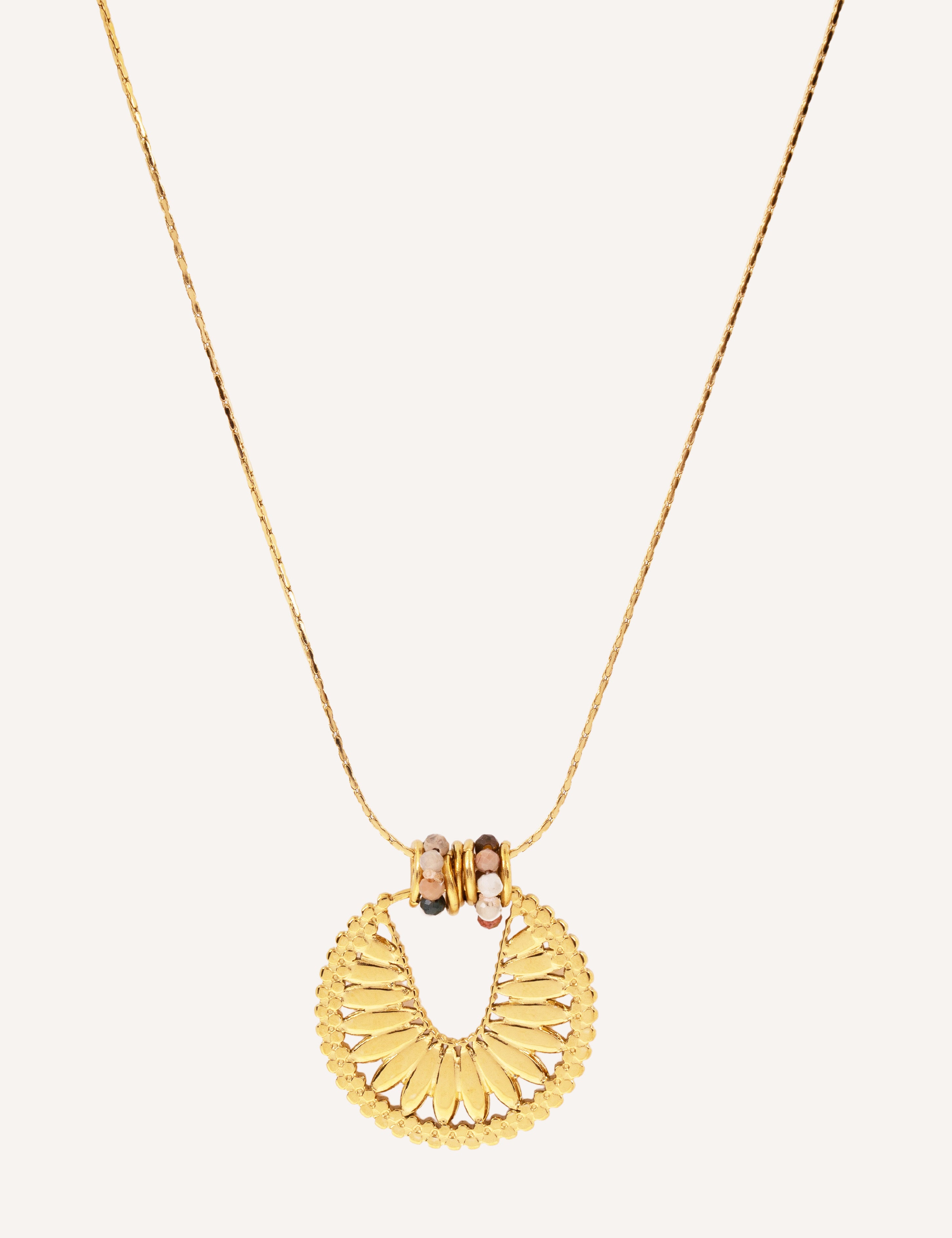 Collana con pendente dorato e dettagli in pietra – Rayo