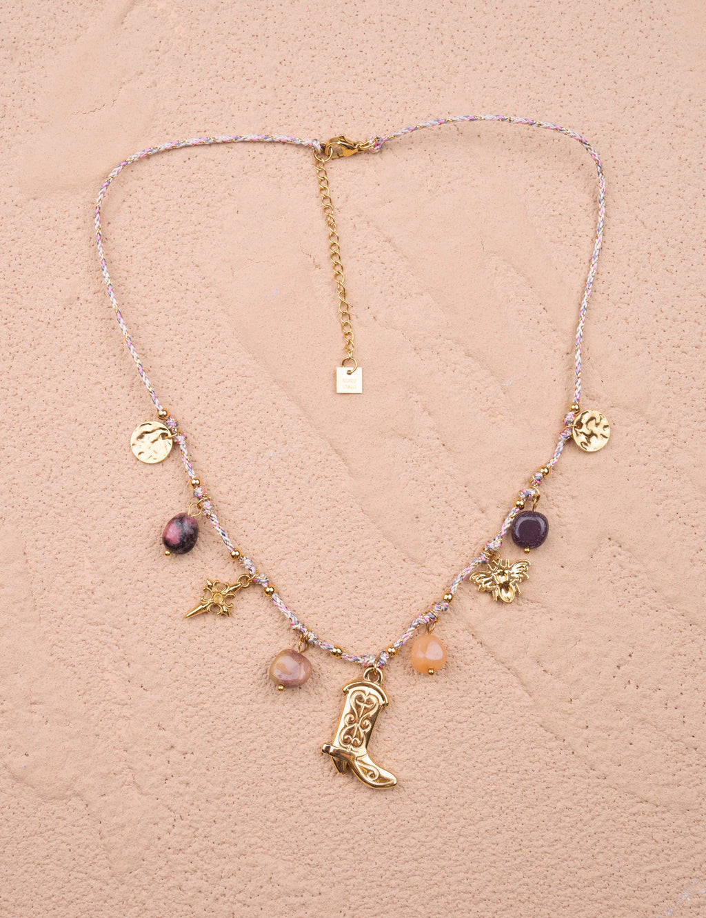 Collana con charms e stivale dorato – Western