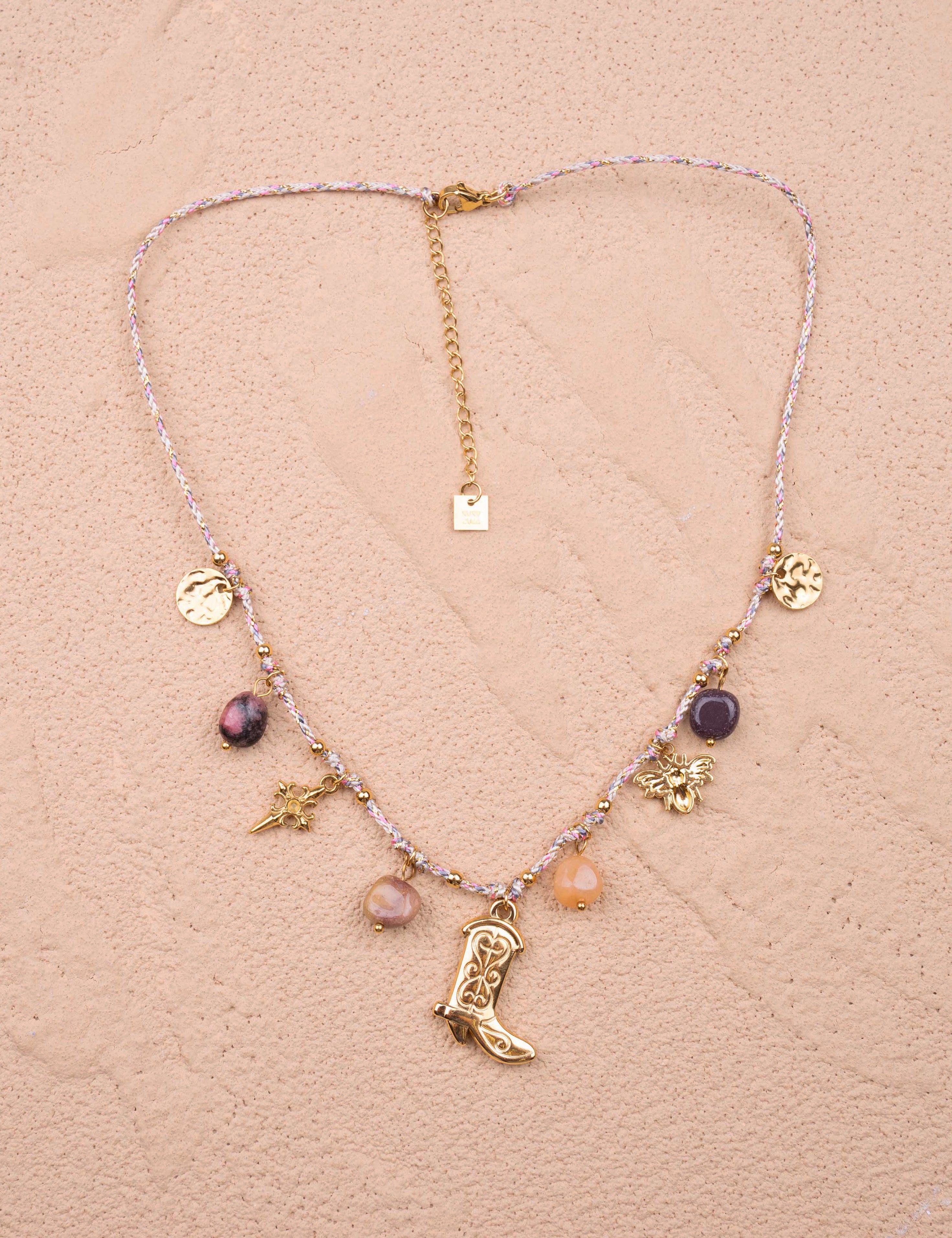 Collana con charms e stivale dorato – Western