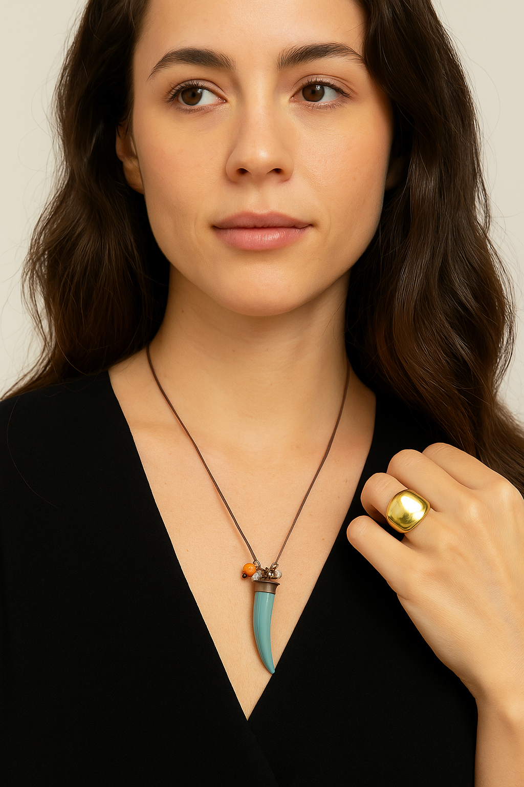 Collana con pendente a corno e dettagli colorati - Cornus Azzurro