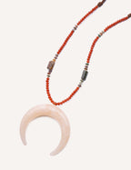 Collana con pendente a mezzaluna e perline – Luna