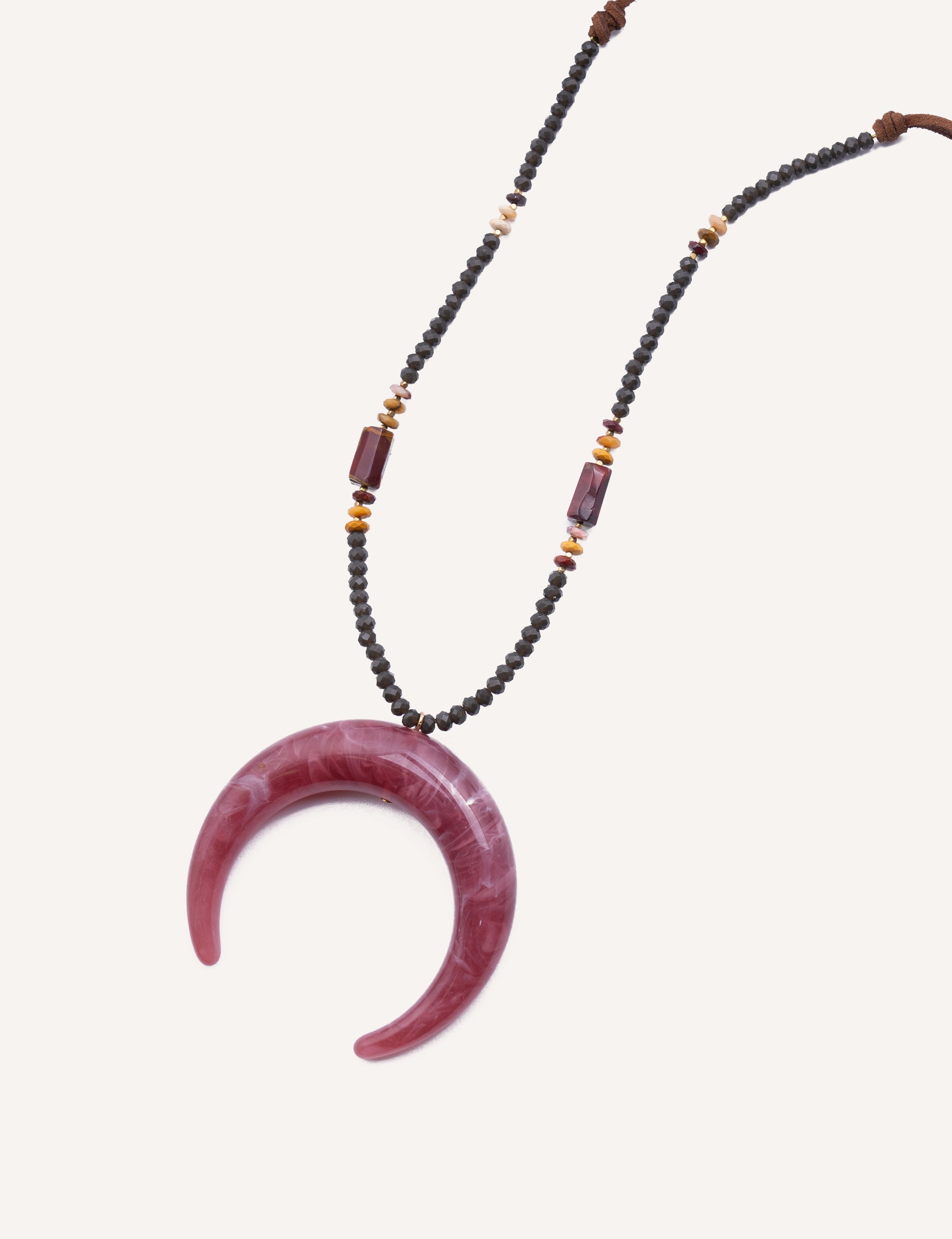 Collana con pendente a mezzaluna e perline – Luna