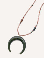 Collana con pendente a mezzaluna e perline – Luna