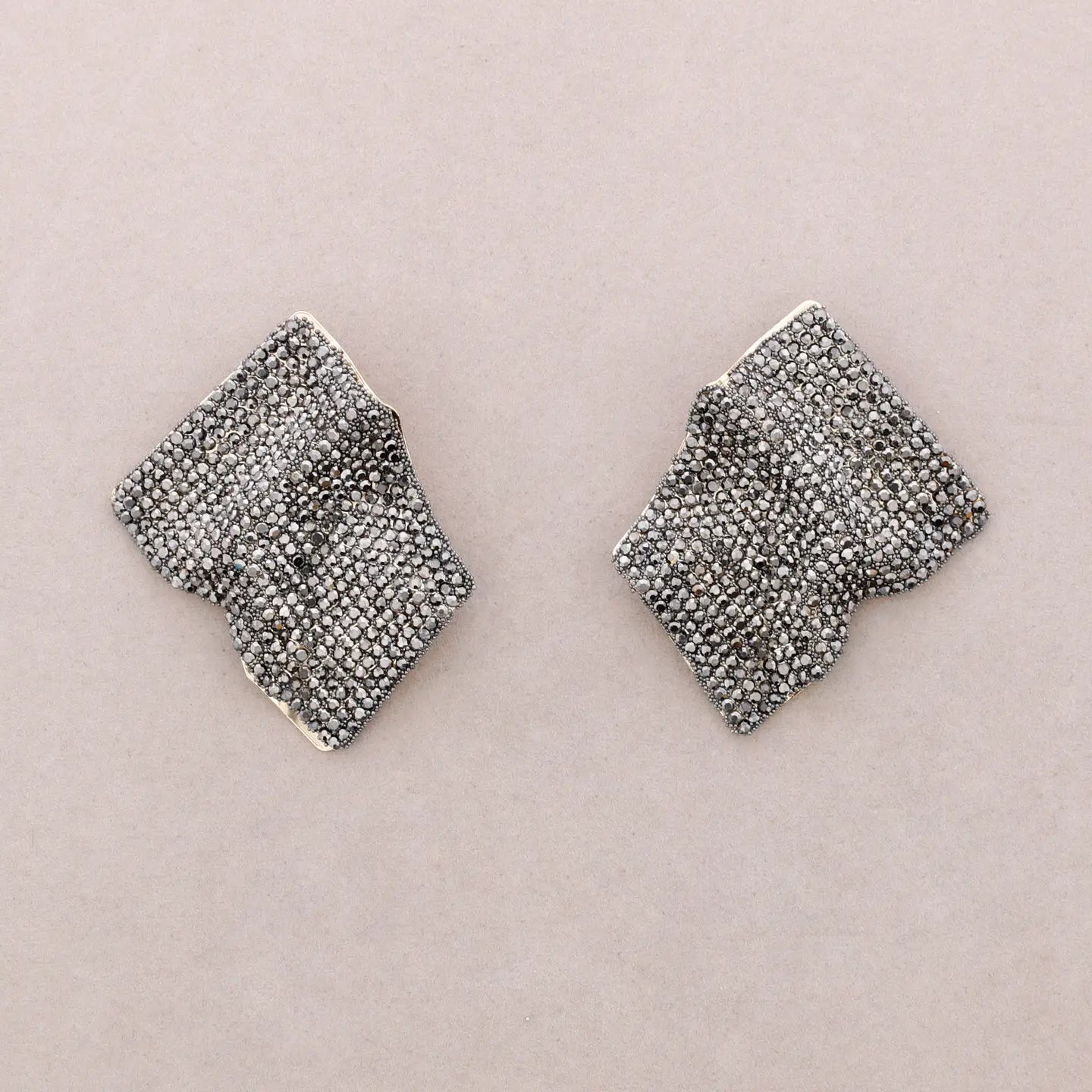 Orecchini con effetto drappeggiato di cristalli – Orecchini Spark