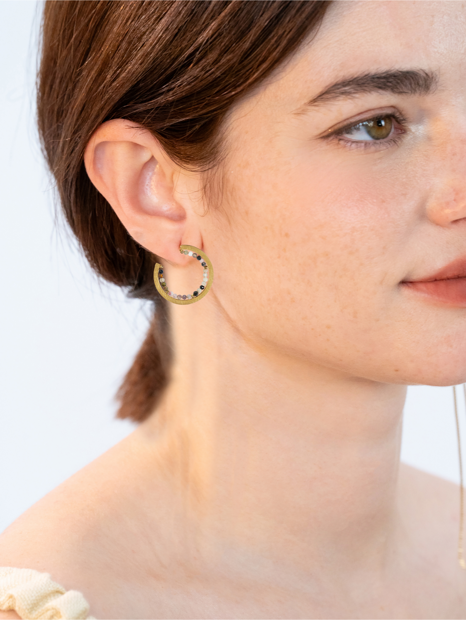 Orecchini a cerchio con pietre naturali – Iride